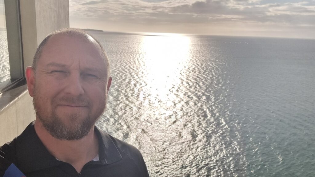 direktor podjetja SIM 83 Miha Kadiš avtor priročnika za teambuilding